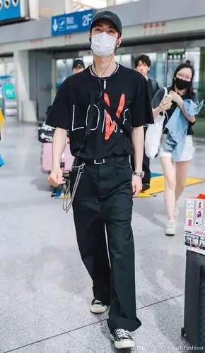 腿长一米八爱穿vans匡威的王一博才是女生新宠