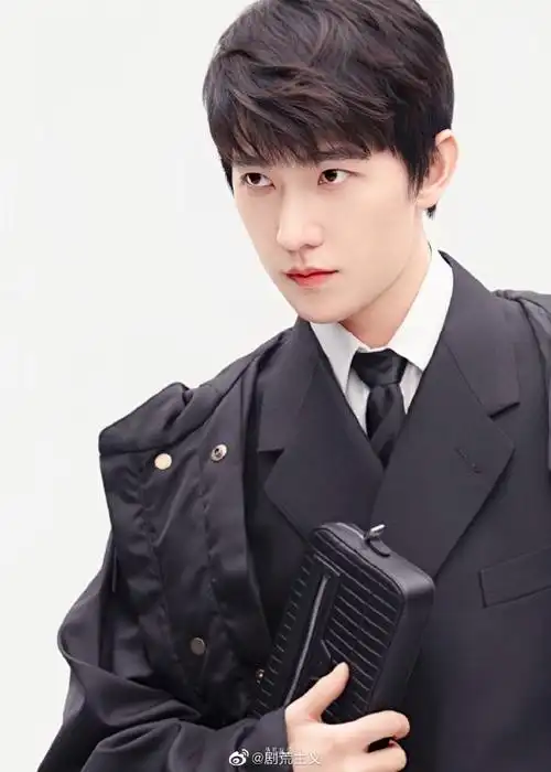 杨洋摩登造型大片