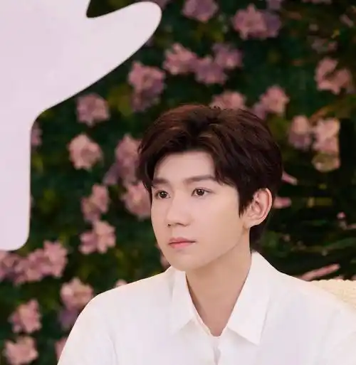 从2021年发布的《夏野了》可以看出,王源在学习期间的音乐技巧有了