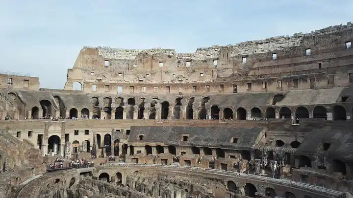 古罗马竞技场罗马斗兽场colosseum是古罗马帝国专供奴隶主贵族和自由