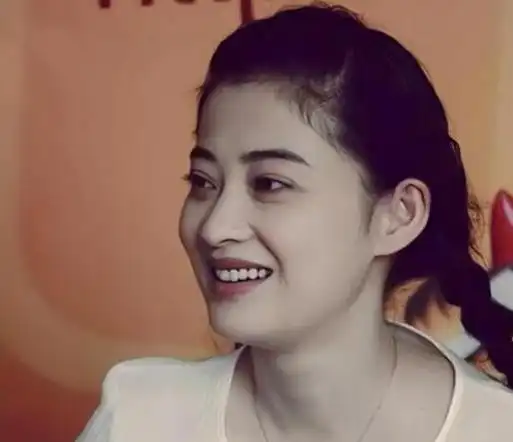 梅婷十九岁就开始了她的演艺生涯,在《血色童心》中扮演了一个年轻