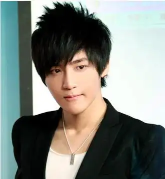 男士斜刘海发型:修颜沉稳的斜刘海发型玩爆潮流