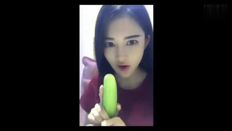 搞笑美女拿着黄瓜当枪用