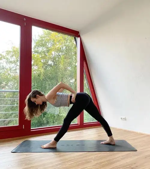 李小璐享受独处时光,白色长裙配乌黑长发光彩照人|李小璐|瑜伽|手臂