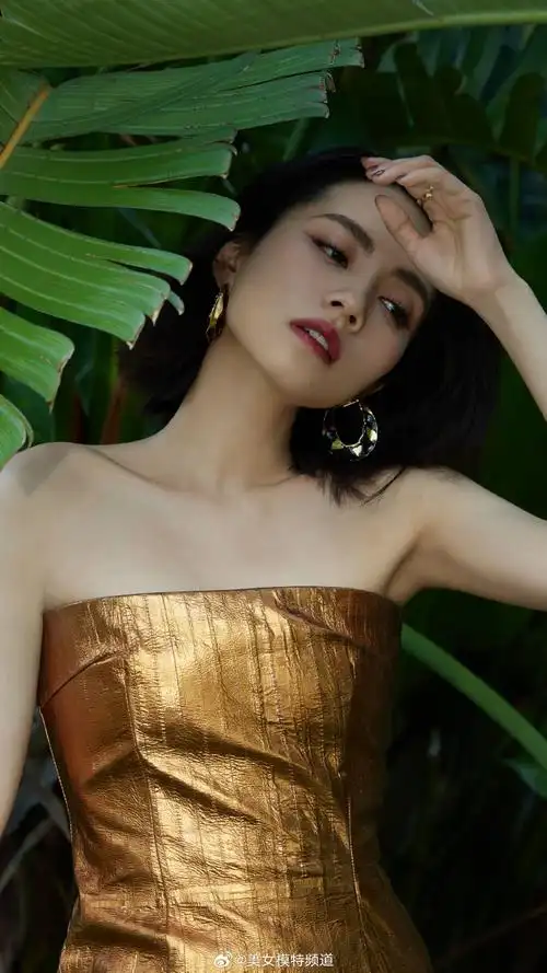 刘惜君一身金色抹胸裙