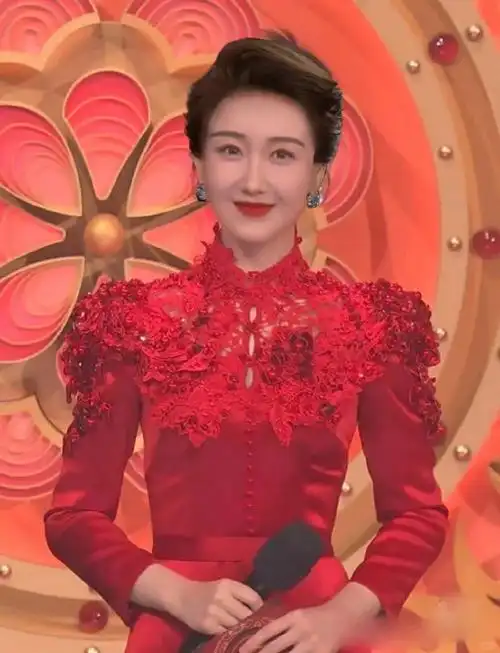 置顶#春晚导演 汗流浃背了#这届春晚主持人不大气的原因:发型,配饰都