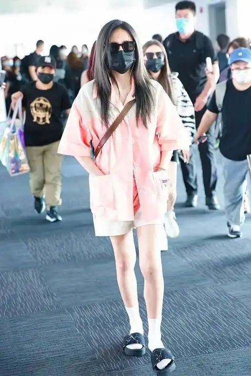 谢可寅拼接外套配短裤玩下衣失踪大秀漫画腿真美成焦点了