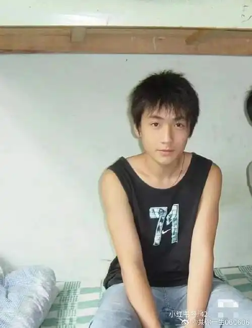 朱一龙超话#朱一龙#等比例长大的朱一龙,高中的朱一龙好帅好嫩,小朱
