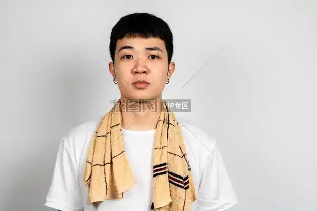 青年男性面部动作上半身展示