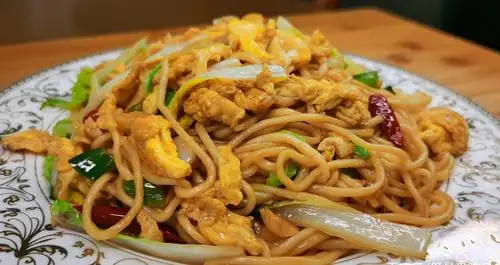 炒面总是容易粘锅?那是方法没用对,教你小技巧,又香又入味