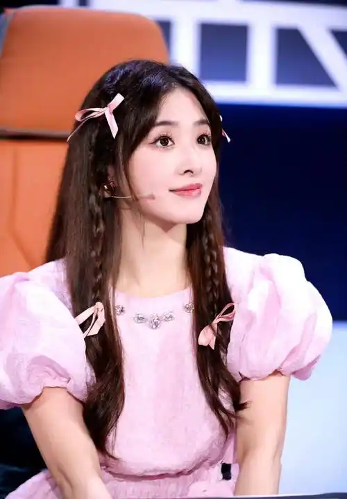 张含韵的综艺风格非常有利于减龄,粉色泡泡袖辫子公主裙,俏皮又俏皮!