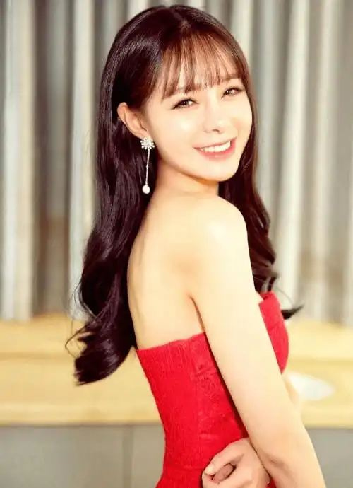 沈梦辰身材丰满性感,韵味十足,让人羡慕不已!