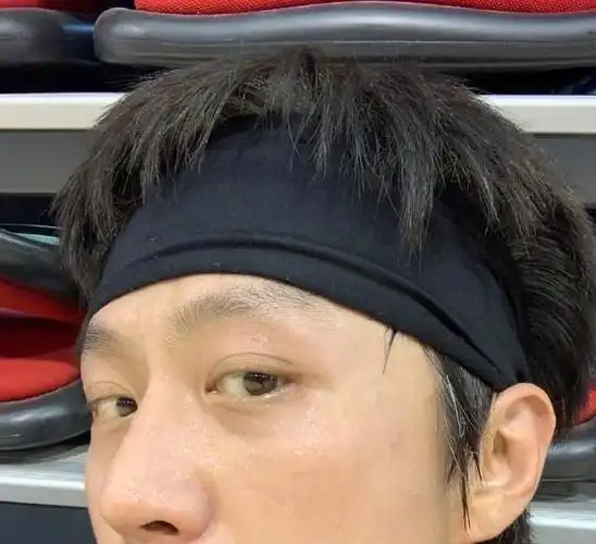 邓超自拍秀发量斜眼瞪镜头网友逗逼少年欢乐多