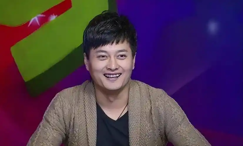 草根歌手云飞:成名后抛妻弃女,与小12岁郭津彤结婚,现状如何?