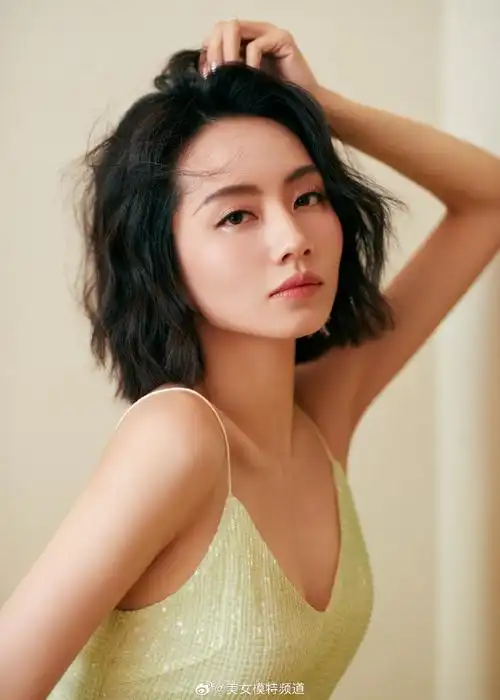 刘惜君短发吊带迷色温柔写真