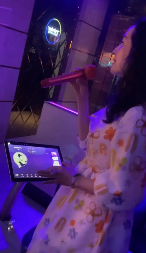 汤灿复出后现身ktv演唱喝洋酒生活潇洒手戴超大钻戒好富贵