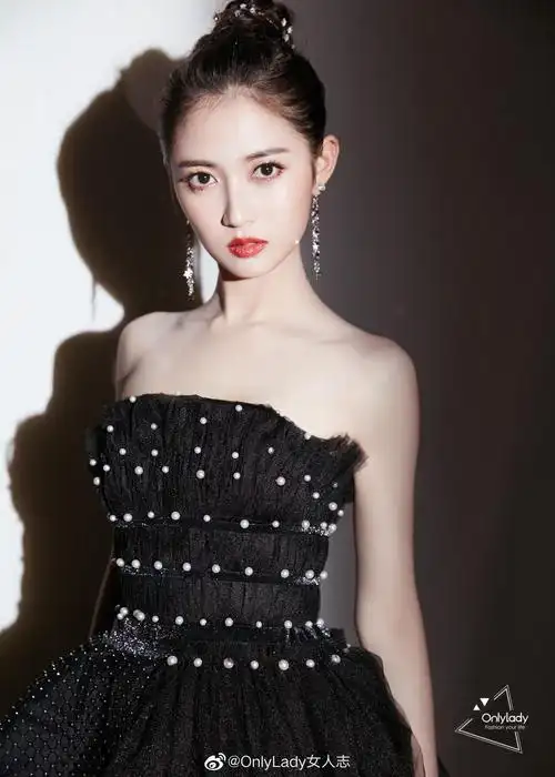 昨日,演员@陈钰琪yukee 亮相活动红毯,抹胸纱裙尽显高雅气质