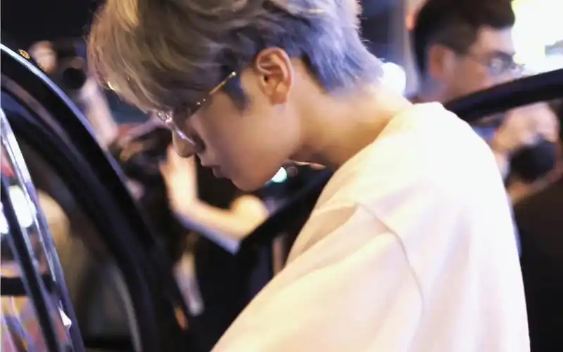 原来小说里的那种白月光杀伤力这么强|严浩翔三亚眼镜路透图