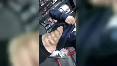 撩起衣服就是腹肌!这样的身材你可不可以?