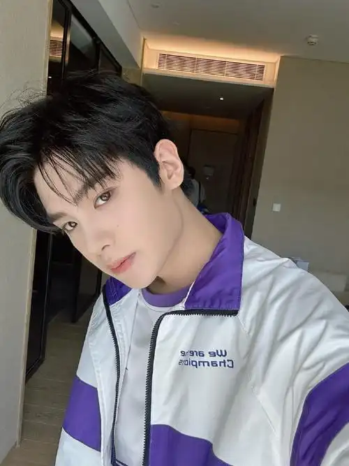 黄明昊超话·#黄明昊fmvp#替@jjjustin0219交出自拍,继续奔赴下一程