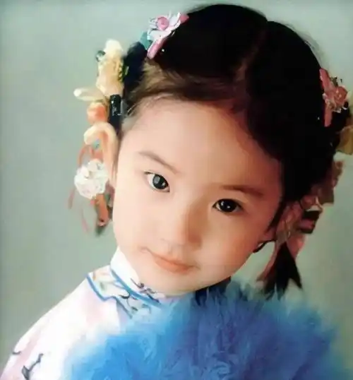 16岁的刘亦菲已经是仙女姐姐本尊,有点婴儿肥的脸颊,眉目如画,唇红齿