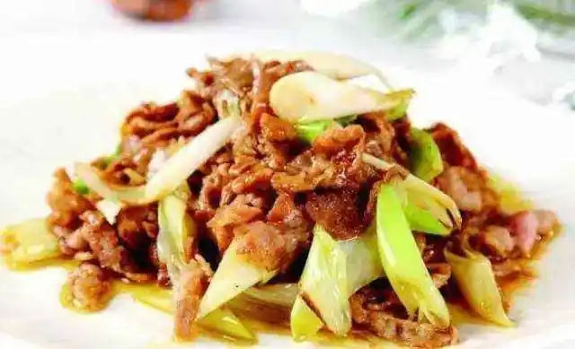 葱爆羊肉羊肉滑嫩鲜香不膻汪油包汁食后回味无穷