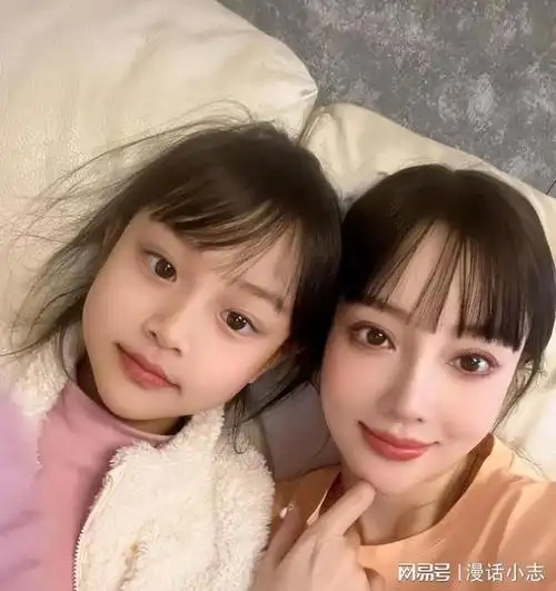 李小璐发视频疑内涵pgone穿着时尚眼神撩人额头发际线太抢眼