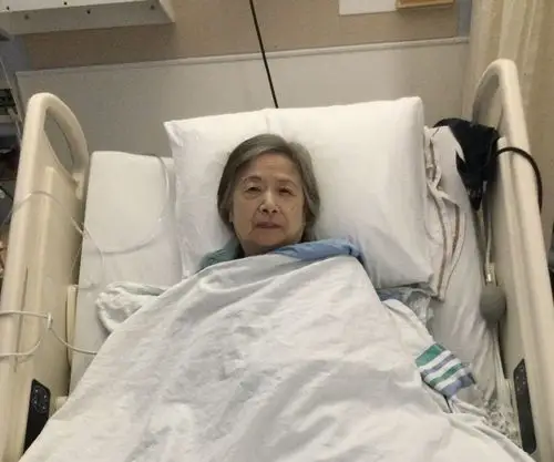 一民拨通了911,等候片刻后,救护车就把母亲送到了南岸最好的大医院, l