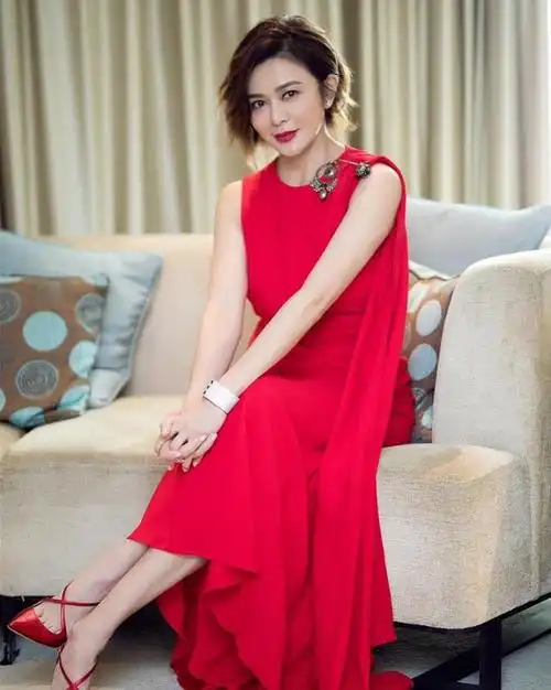 关之琳,这个名字在上世纪八九十年代风靡一时,家喻户晓;她是无数男人