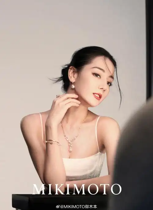 迪丽热巴共展春樱来信,共忆珠光与繁花交织共舞的浪漫色彩,点亮怦然