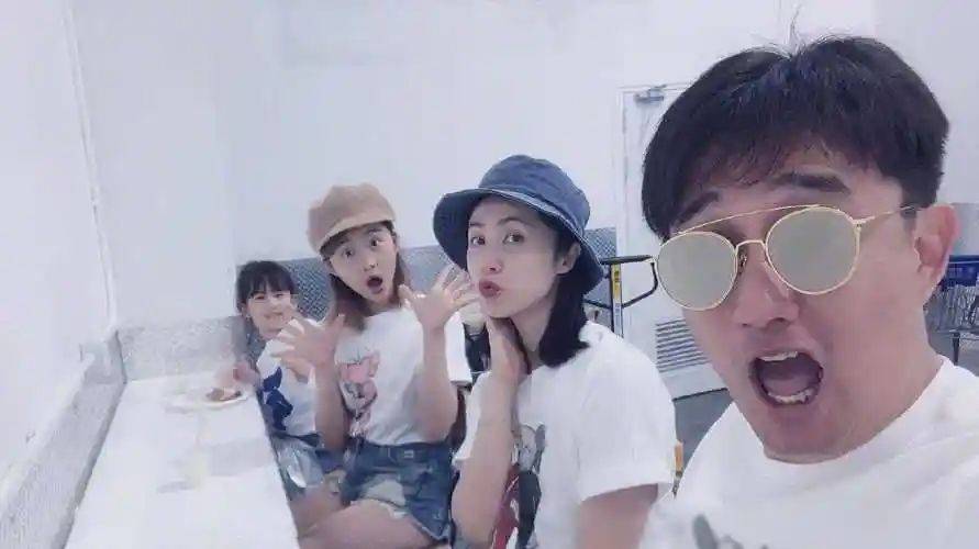 曝黄磊一家飞机上态度引争议,女儿多多与富婆起冲突引