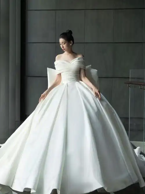 jimmychoo缎面婚纱