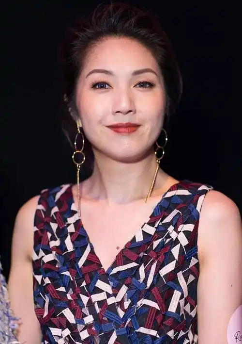 杨千嬅露肩裙上演时尚大片,网友:太美了,感觉在看时装秀_娱乐_文章