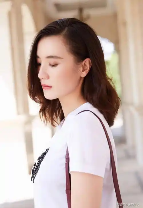 宋佳的颜值堪称一绝.她的五官精致,皮肤白皙,眼神明亮.