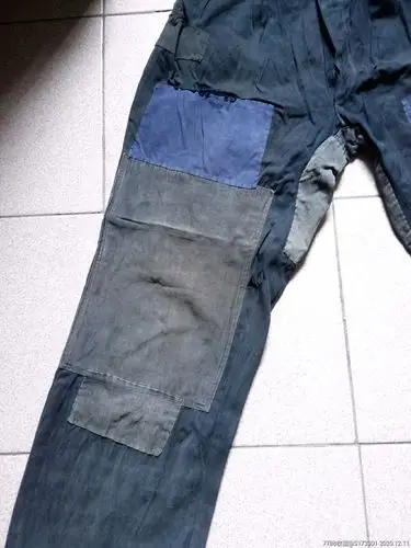 老补丁裤子有破有补有褪色