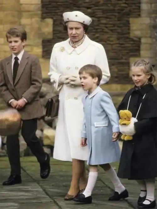 英女王牵着哈里小孙子冬天光腿穿大衣冷到皱眉头乔治也要如此