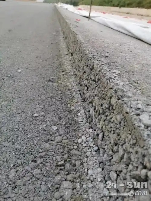 新远建设推出水稳摊铺层边部注浆机