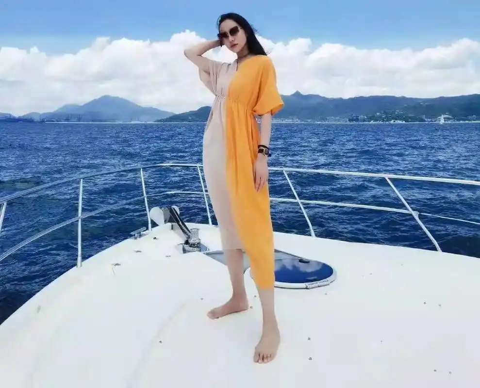 韩雪出海游玩照片被翻出,光脚站在船上摆拍,双脚状态引起热议