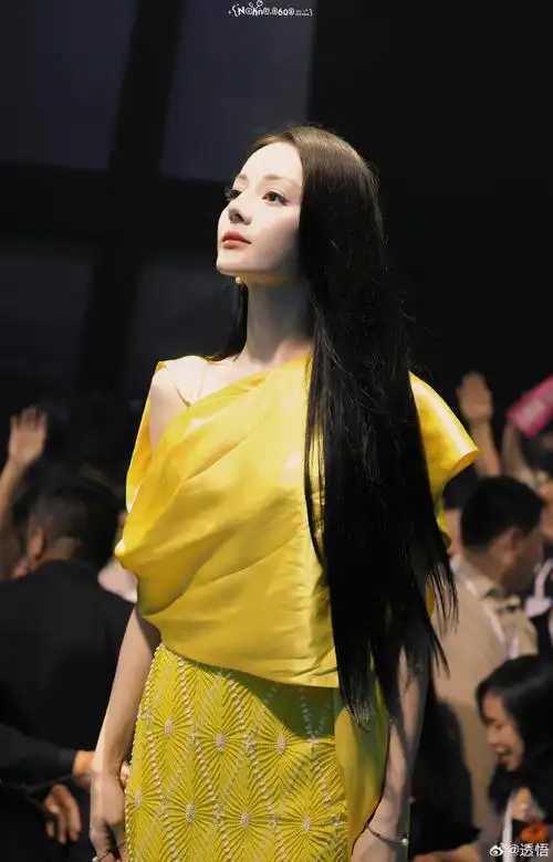 迪丽热巴听粉丝唱生日歌##迪丽热巴黄金色高定##超话星愿池