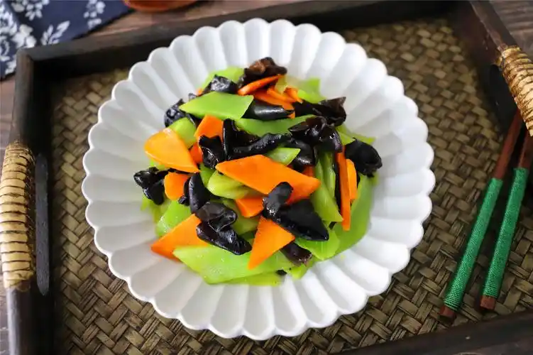 木耳为什么会爆炸木耳炒时候爆炸声音