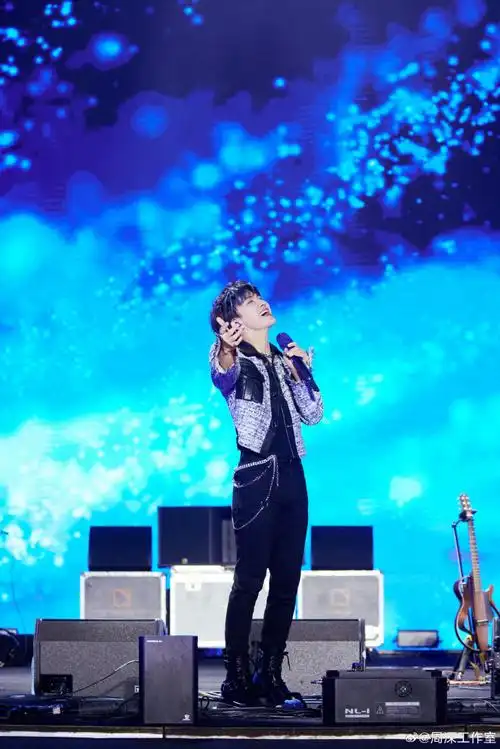 周深@卡布叻_周深亮相#太湖湾音乐节#连唱9首,感谢现场的蓝色海洋