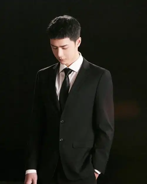 王一博拍摄禁毒公益宣传片,新造型短发寸头,配黑西装帅气十足