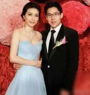 郭晶晶一家五口英返港,岁儿子带大行李箱,尽显严母风范