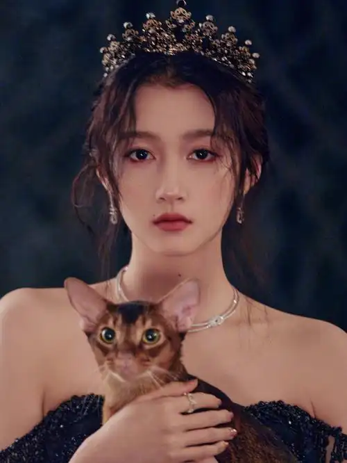 17日,关晓彤在社交平台晒出最新写真,照片里的她一袭黑色露肩长裙,头