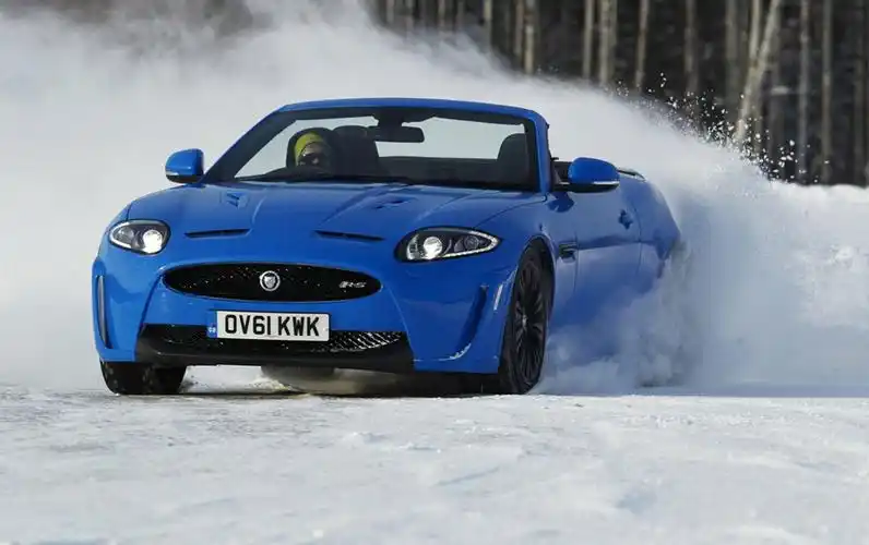 雪地撒欢 2012款捷豹xkr-s敞篷跑车(5)