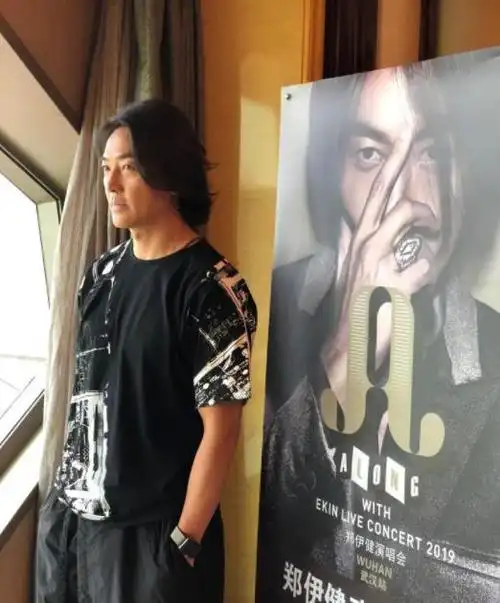 虽然当时的"大尺度电影"非常粗糙,但郑伊健也凭借这种电影以及古惑仔