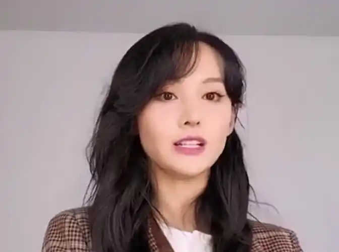 郑爽近照变"凹型脸",美颜滤镜下还不如网红,网友:进厂重修