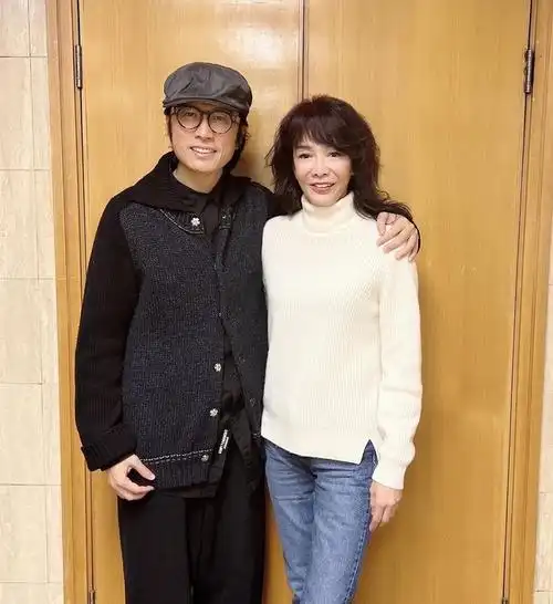 郑裕玲与黄子华久违同框亲密搂肩笑容灿烂曾被曝单恋对方多年