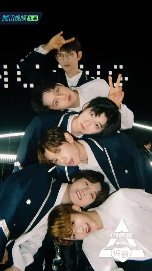 创造营#2021舞台上"并肩作战",舞台下也亲密无间