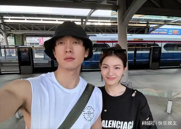 钟楚曦庆31岁生日!与大3岁男友侯雯元外出逛街,两人感情和睦